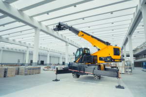 Rotating telehandler with automatic levelling outriggers