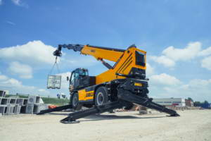 Rotating telehandler with operational coverage of more than 2,000 m2